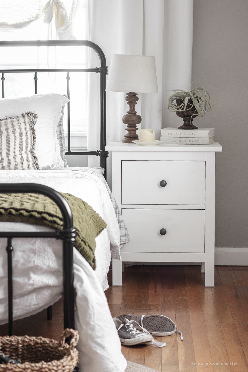 This teenage boy's bedroom is just the right mixture of masculine, simple and cozy. 