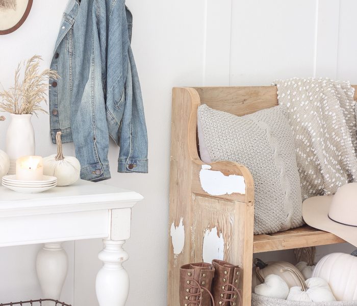 Simple touches of fall in this beautiful farmhouse entryway