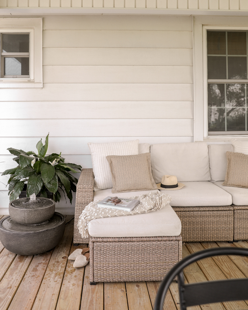 Outdoor lounge and water fountain 