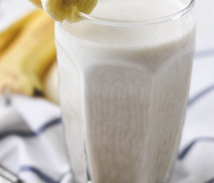 This quick and easy Peanut Butter Banana Smoothie makes a great healthy breakfast or snack! Peanut butter lovers... this is the smoothie for you! | LoveGrowsWild.com