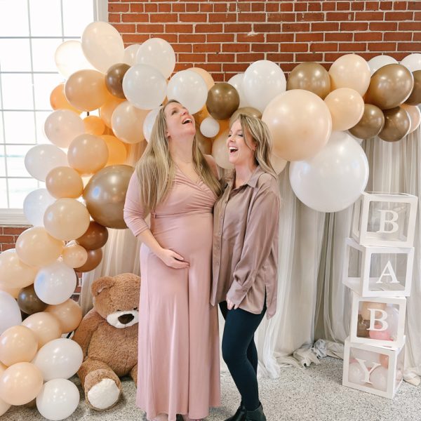 Decorating ideas for the sweetest teddy bear themed baby shower with an easy photo backdrop, diy balloon garland, and teddy bear balloon centerpieces. See all the details on lovegrowswild.com