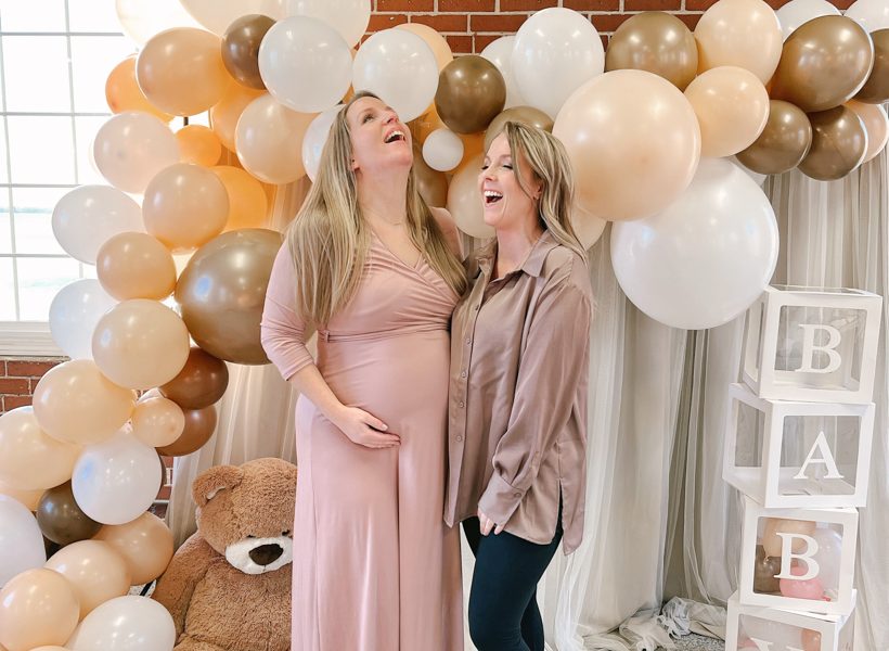 Decorating ideas for the sweetest teddy bear themed baby shower with an easy photo backdrop, diy balloon garland, and teddy bear balloon centerpieces. See all the details on lovegrowswild.com